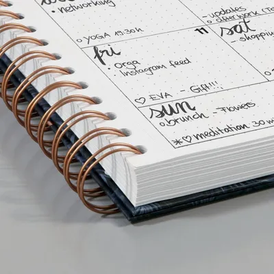 Produktbild von SIGEL JN600 Spiral-Notizbuch Jolie®, Hardcover, ca. A5, dotted, weiß/schwarz/rose, 120 S.