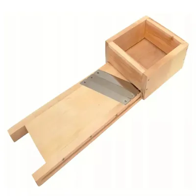Produktbild von MIKONI Krauthobel 80 x 20 cm aus Holz, Kohlreibe mit 3 Messern aus Edelstahl, Sauerkrauthobel mit Schublade, Gemüsereibe, Einlegereibe, Gurkenreibe