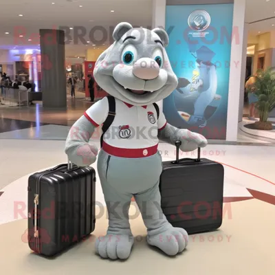 Immagine prodotto di Personaggio del costume della mascotte REDBROKOLY del computer grigio vestito con una maglietta da rugby e valigette