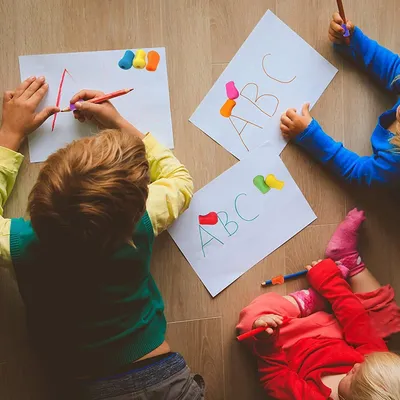 Produktbild von Schreibhilfe für Kinder aus Silikon - ergonomischer Stifthalter - 12 Stück - links oder rechts - zufällige Farbe