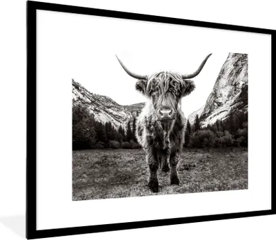 Produktbild von MuchoWow® Gerahmtes Poster Berg - Schwarz - Weiß - Schottischer Highlander 80x60 cm - Poster mit Schwarzem Bilderrahmen Wandposter Rahmen Foto Bilder - Schlafzimmer-Dekorationen - Fotoposter