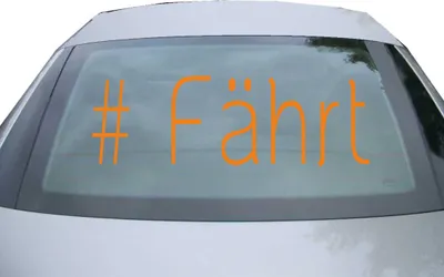 Produktbild von Indigos UG - Aufkleber Heckscheibe & Motorklappe DE6988 - orange - 600x197 mm - #Fährt - Auto Scheiben Fenster Heckklappe Tuning Racing JDM - Die cut