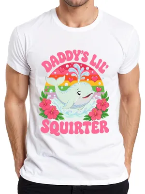 Immagine prodotto di Maglietta da uomo bianca, taglia M, con scritta "Daddy's Lil' Squirter Wal Baby" e design arcobaleno, dal tono sarcastico