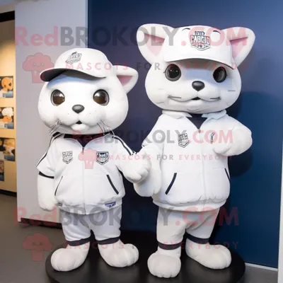 Produktbild von Maskottchen REDBROKOLY kostüm der weißen Katze bekleidet mit einem Sweatshirt und Hüten