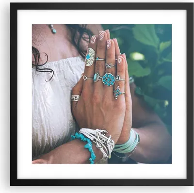 Produktbild von Gerahmtes Poster - Schwarzer Rahmen - Hände Schmuck Boho - 40x40 cm - Wand Bild - Wanddeko - Wandbilder - Kunstposter - Wandposter - Bilderrahmen - Bilder - Kunstdruck - P2BAC40x40-4412