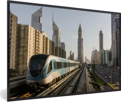 Produktbild von MuchoWow® Gerahmtes Poster Ein Zug in der Stadt Dubai 90x60 cm - Poster mit Schwarzem Bilderrahmen Wandposter Rahmen Foto Bilder - Fotorahmen - Foto-Plakat