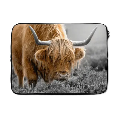 Produktbild von MuchoWow® Laptop Hülle 13 Zoll Schottischer Highlander - Tiere - Braun - Kuh - Schwarz - Weiß - Natur Laptoptasche - Laptophülle - Sleeve - Rundumschutz