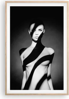 Produktbild von Gerahmtes Poster - Rahmen in heller Eiche - Nackt Frau Fotografie - 61x91,5 cm - Wand Bild - Wanddeko - Wandbilder - Wandposter - Bilderrahmen - Bilder - Kunstdruck - Wandbild - P2NPA61x91-4221