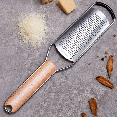 Edelstahl-Reibe mit Holzgriff – für Käse, Gemüse & mehr