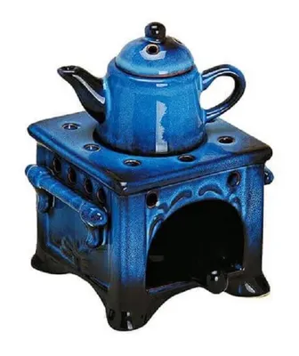 Dies ist ein Bild eines blauen Keramik-Ofen mit einem darauf stehenden Teekessel.