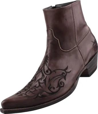 Auf dem Bild ist ein grauer Stiefel abgebildet der von der Seite betrachtet wird. Der Stiefel hat eine modische Form und einen auffälligen Materialmix.