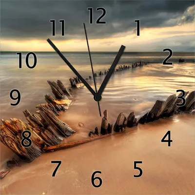 Produktbild von Wallario Design Wanduhr Bootswrack in Irland am Strand aus Echtglas, Größe 30 x 30 cm