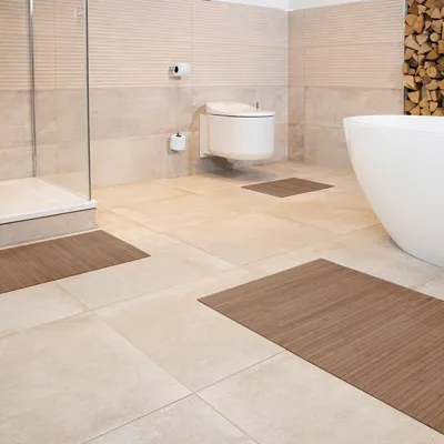 Produktbild von DE-COmmerce Bambus Badteppich LINES 3-teilig – Rutschfest, Pflegeleicht, Badvorleger Set aus Bambus TAUPE 40x50/50x80/60x100 cm
