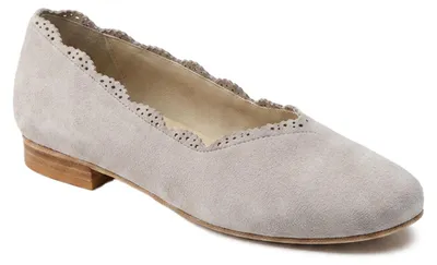 Produktbild von Trachten-Ballerina aus steinfarbenem Veloursleder, Größe 38, mit runder Spitze, rutschfest