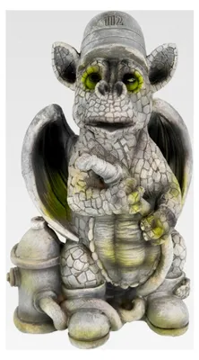 Produktbild von Gartenfigur Drache Feuerwehrmann wetterfest Drachenkind 27cm – Polyresin Figur mit Helm & Spritze im Vintage-Steinlook – dekorative Gartendeko für Außenbereich & Geschenkidee