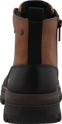 Auf dem Bild ist ein brauner Stiefel zu sehen der von der Seite betrachtet wird. Das Material wirkt robust und der Stiefel hat eine schlichte elegante Form.