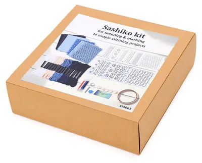 Obrázek produktu pro Sada pro vyšívání vhodná pro začátečníky, určená pro techniku sashiko. Obsahuje 8 šablon, 6 vodou rozpustných vzorů, 6 druhů látek, nití, jehel a multifunkčních tužek, které se dají vyprat horkou vodou
