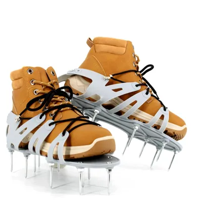 Produktbild von Rasenbelüfter-Schuhe – robuste Sandalen mit Stacheln und verstellbaren Belüftungsspikes