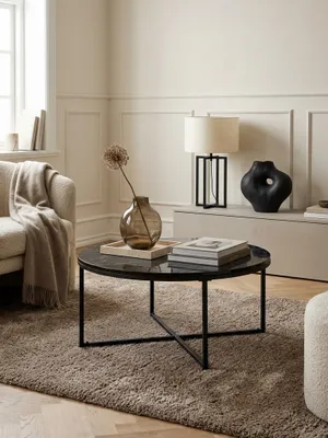 Couchtisch in schwarzer Marmor-Optik im Zentrum eines modernen Wohnzimmers, kombiniert mit einem beigen Sofa und elegantem Dekor für ein luxuriöses Ambiente._#sku_SAFWL6.247#