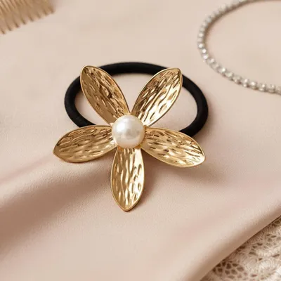 Image de Chouchou avec anémone blanc opale et perles délicates dorées