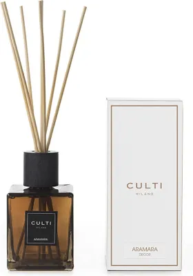 A diffuser and its packaging are displayed against a white background.