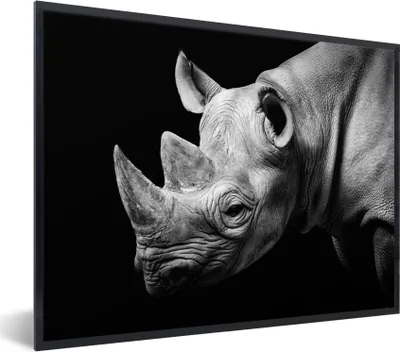 Produktbild von MuchoWow® Gerahmtes Poster Tiere - Nashorn - Schwarz - Weiß - Porträt 80x60 cm - Poster mit Schwarzem Bilderrahmen Wandposter Rahmen Foto Bilder - Schwarzem - Mit Gestell