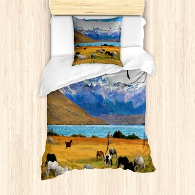 Produktbild von ABAKUHAUS Landschaft Mantele, Bauernhof-Pferd in den Bergen, Milbensicher Allergiker geeignet mit Kissenbezügen, 135 cm x 200 cm - 80 x 80 cm, Mehrfarbig