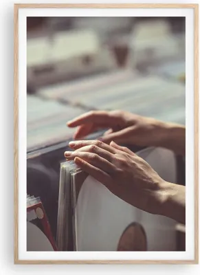 Produktbild von Gerahmtes Poster - Rahmen in heller Eiche - Platten Vinyl Hände - 70x100 cm - Wand Bild - Wanddeko - Wandbilder - Kunstposter - Wandposter - Bilderrahmen - Bilder - Kunstdruck - P2NPA70x100-4591