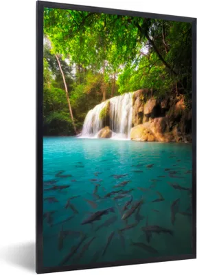 Produktbild von MuchoWow® Gerahmtes Poster Angeln im Wasser im Erawan-Nationalpark mit Blick auf einen Wasserfall in Thailand 60x90 cm - Poster mit Schwarzem Bilderrahmen Wandposter Rahmen Foto Bilder - Kunst