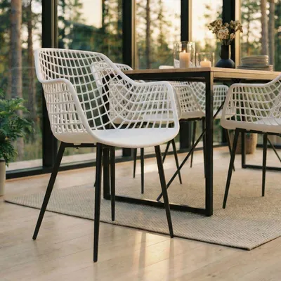 Produktbild von Gartenstühle LUCIA im 4er Set, Weiß/Schwarz - Schalenstuhl mit Armlehne aus Kunststoff, Retro Design für Indoor & Outdoor geeignet, pflegeleicht und UV-beständig, Esszimmerstühle für 4 Personen