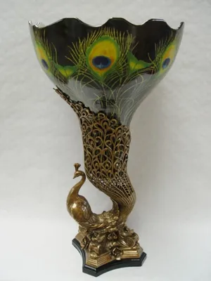 Produktbild von Casa Padrino Barock Porzellan / Messing Vase in Pfau Design - H. 69.5 cm - Luxus Vase