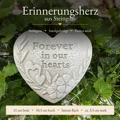 Produktbild von Grabschmuck Herz aus Steinguss – „Forever in our hearts“ – Gedenkstein & Trauerherz handgefertigt hell