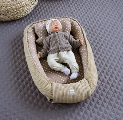 Produktbild von Taupe WAFFELPIQUE/ Braun PUNKTE Babynestchen Unterlage 2 Tlg SET Babynest Wicleklunterlage Reisebett Babydecke Babyausstattung 2 Seitig PREMIUM