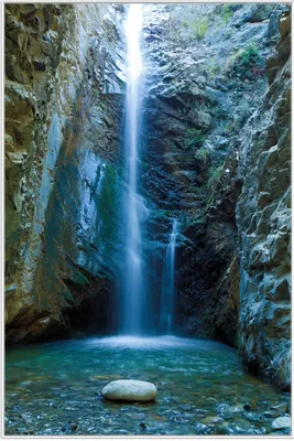 Produktbild von Wallario Wandbild Wasserfall bei Sonneneinfall, Größe: 61 x 91,50 cm, Poster mit weißem Aluminiumrahmen