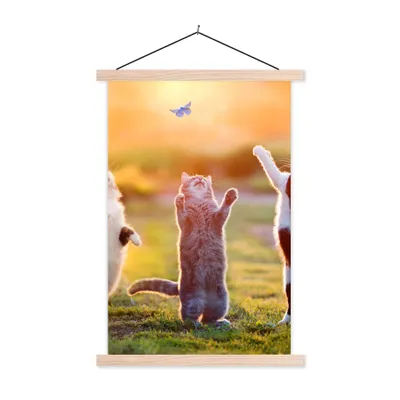 Produktbild von MuchoWow® Textilposter Katzen - Schmetterling - Sonnenuntergang - Gras - Natur 40x60 cm mit holzfarbenen Rahmen - Poster