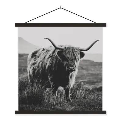 Produktbild von MuchoWow® Textilposter Schottischer Hochlandbewohner - Natur - Kühe - Tiere - Schwarz und weiß 120x120 cm mit schwarzem Rahmen - Aufhängungsset