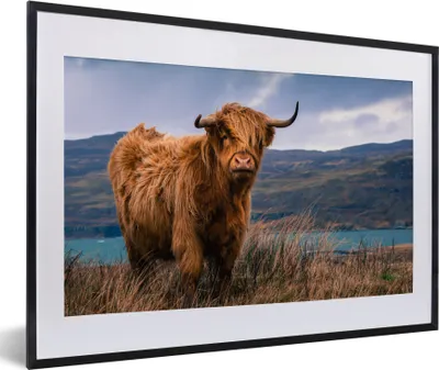Produktbild von MuchoWow® Gerahmtes Poster Schottischer Highlander - Berg - Wasser - Natur - Kuh 60x40 cm - Poster mit Schwarzem Bilderrahmen Wandposter Rahmen Foto Bilder - Schlafzimmer - Plakat in Rahmen - Drucken