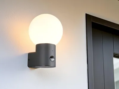 Produktbild von LED Außenwandleuchte Anthrazit mit Bewegungsmelder & Glaskugel in Weiß Höhe 28cm