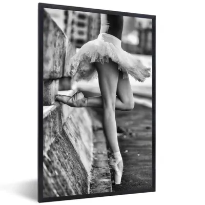 Produktbild von MuchoWow® Gerahmtes Poster Ballett - Tanz - Ballerina - Schwarz und weiß 60x90 cm - Poster mit Schwarzem Bilderrahmen Wandposter Rahmen Foto Bilder - Kunst