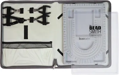 Imagen del producto de Conjunto Perlen-Folio: Elementos básicos. Incluye: tabla de perlas en forma de U de 71,1 cm con tapa, caja de almacenamiento con cremallera y un juego de pinzas de 4 piezas. Ideal para organizar sus diseños, perlas y herramientas