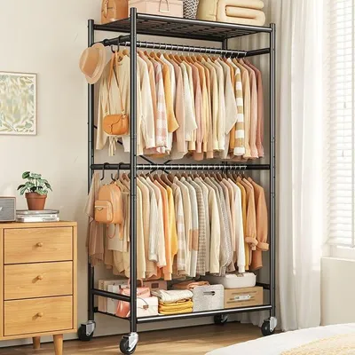 Imagen del producto de Perchero con ruedas, con barra para colgar ropa de altura ajustable y ganchos