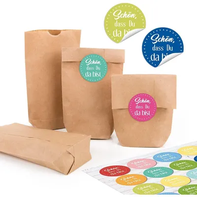 Produktbild von 24 kleine braune Papiertüten natur Kraftpapier 9 x 15 x 3,5 cm + 24 runde SCHÖN DASS DU DA BIST pink BUNT türkis blau grün gelb weiß Verpackung mini-Tüte GeschenkBunt