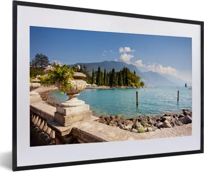 Produktbild von MuchoWow® Gerahmtes Poster Gardasee - Küste - Wasser 60x40 cm - Poster mit Schwarzem Bilderrahmen Wandposter Rahmen Foto Bilder - Schlafzimmer - Plakat in Rahmen - Drucken