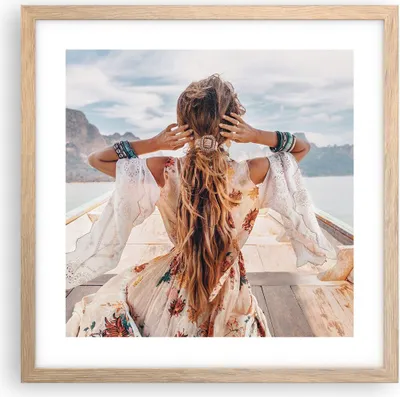 Produktbild von Gerahmtes Poster - Rahmen in heller Eiche - Frau Boot Rücken - 40x40 cm - Wand Bild - Wanddeko - Wandbilder - Kunstposter - Wandposter - Bilderrahmen - Bilder - Kunstdruck - P2NAC40x40-5059