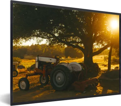 Produktbild von MuchoWow® Gerahmtes Poster Traktor - Sonne - Baum - Landschaft 80x60 cm - Poster mit Schwarzem Bilderrahmen Wandposter Rahmen Foto Bilder - Schwarzem - Mit Gestell