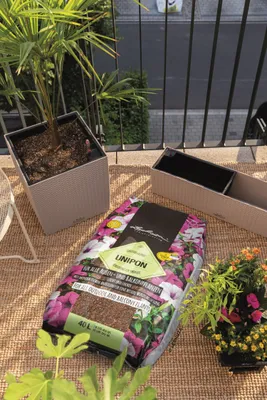 Obrázek produktu pro Univerzální substrát Lechuza Unipon 40 l, neutrální, organicko‑minerální pěstební substrát pro všechny venkovní a balkonové rostliny, předhnojený na 3 měsíce, bez rašeliny