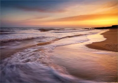 Produktbild von Wallario selbstklebendes Poster - Sonnenuntergang am Strand - Abendspaziergang, Größe: 70 x 100 cm