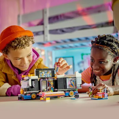 Produktbild von LEGO Friends Popstar-Tourbus, Musik-Set mit LKW-Spielzeug und 4 Figuren, fördert die sozial-emotionale Entwicklung, Geschenk zum Geburtstag für Mädchen und Jungen ab 8 Jahren 42619