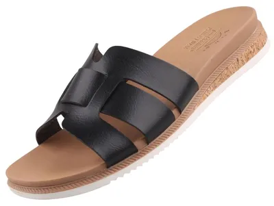 Auf dem Bild ist eine schwarze Sandale zu sehen die von der Seite aufgenommen wurde. Die Sandale hat ein modernes Design mit breiten Riemen und einer flachen Sohle.