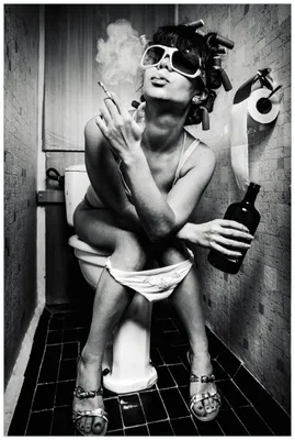 Produktbild von Wallario Wandbild aus Acryl, 90 x 60 cm, freischwebende Optik - Kloparty - Sexy Frau auf Toilette mit Zigarette und Schnaps